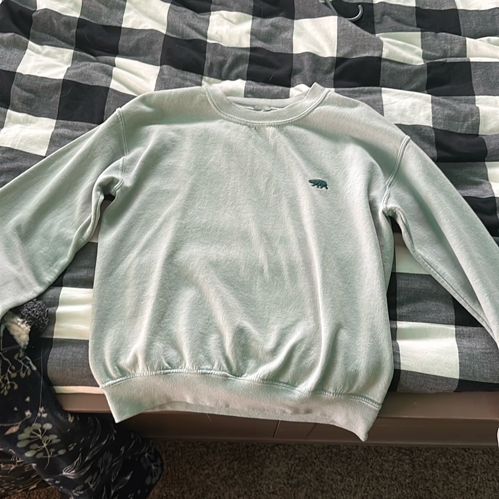 Comfy crew neck! Size is a small, but fits comfortably!